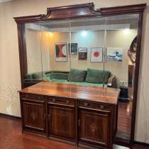 Продаётся элегантный комод с зеркальной панелью, в Москве