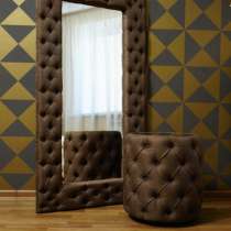Мягкая мебель:зеркало в мягкой оправе и тумба, в Энгельсе