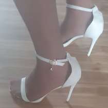 Белые босоножки на каблуке, в г.Вильнюс