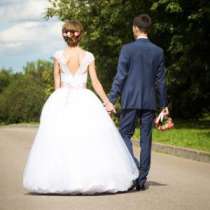 Продаю шикарное кружевное свадебное платье, в Москве