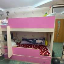 Продам двухъярусную кровать, в Омске
