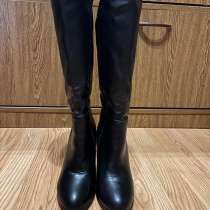 Состояние хорошая только пару раз надела, в Москве