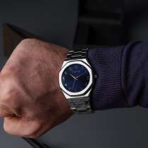 Ты можешь приобрести эти часы унас, У них такой стильный, в Москве