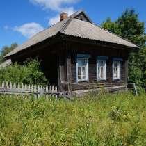 Бревенчатый дом в тихой деревне, в Москве