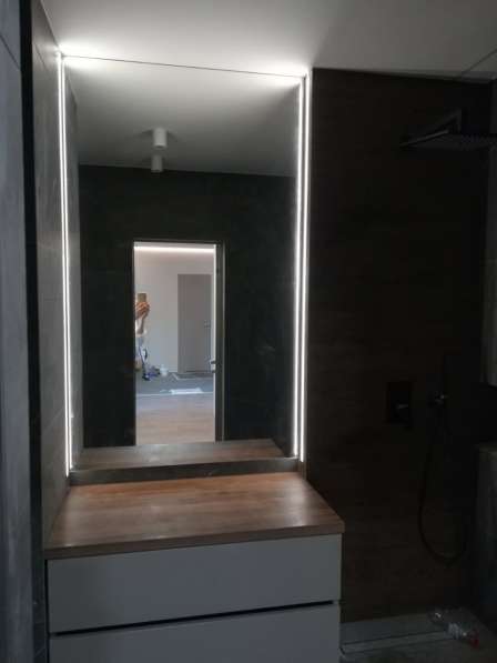 Установка зеркал и полочек в ванной комнате в фото 6