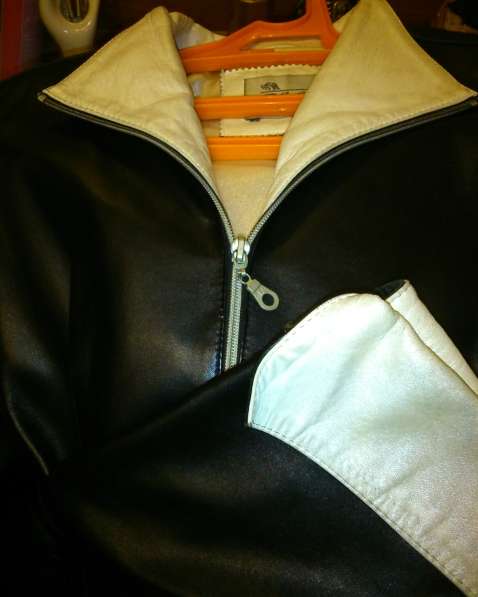 Куртка кожаная, черного цвета, с белым воротником и манжетам в Москве