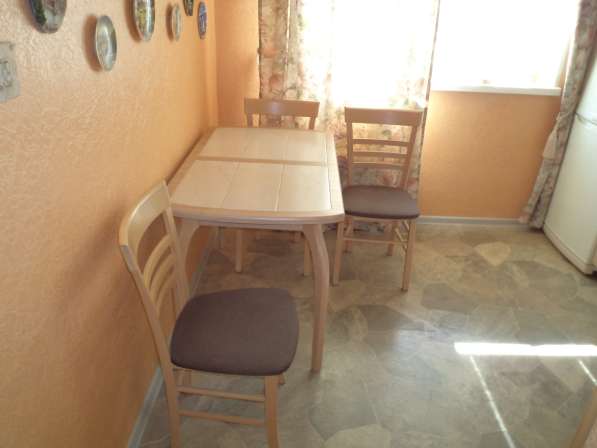 Стол кухонный раздвижной и 4 мягких стула в Москве фото 3