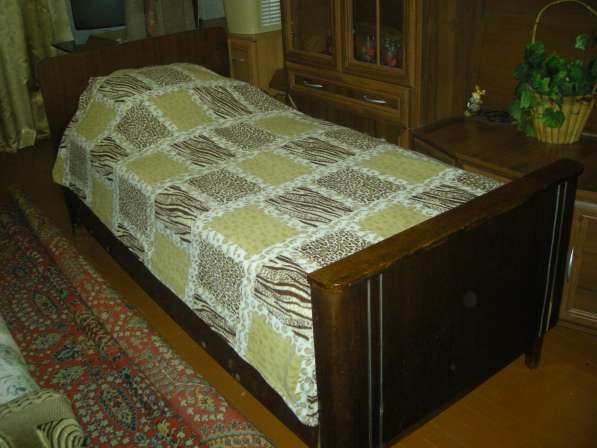 Деревянная кровать полуторка с 3 матрасными подушками