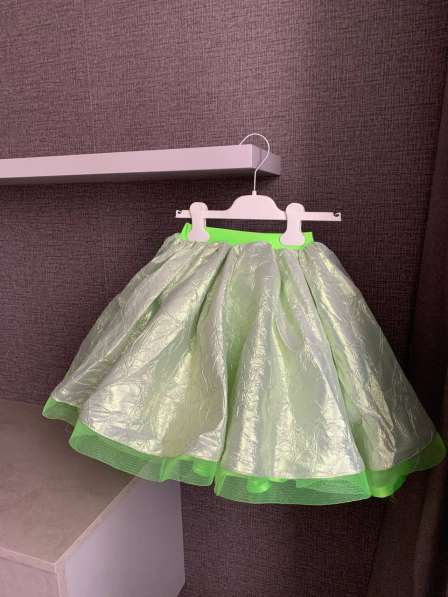 Зеленый нарядный костюм(юбка и боди) в фото 6