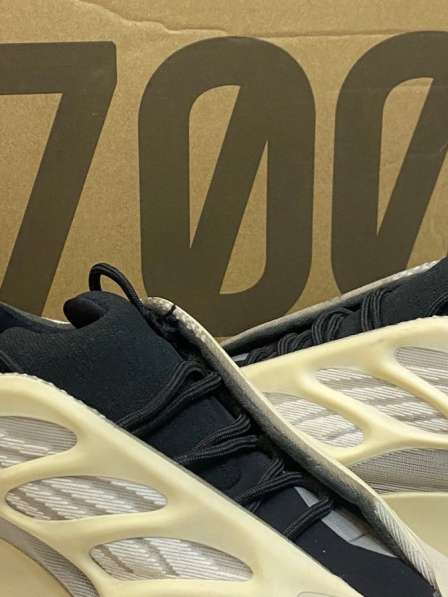 Adidas Yeezy 700 V4 в фото 3