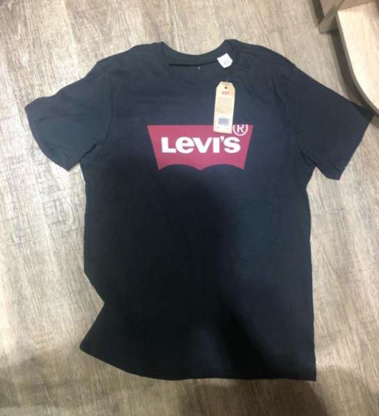 Футболка Levi's