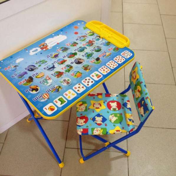 Комлект детской мебели с азбукой