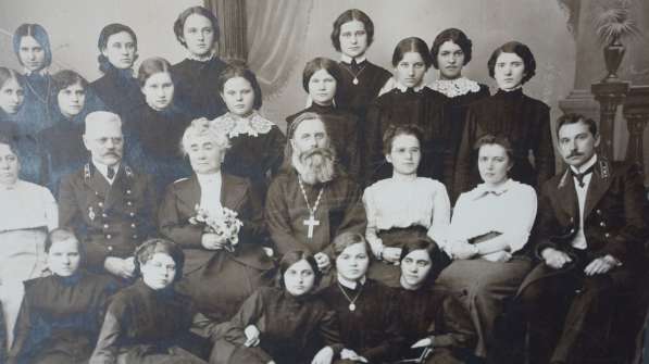 Старинная фототипия – групповой портрет гимназисток. XIX в в Санкт-Петербурге фото 5