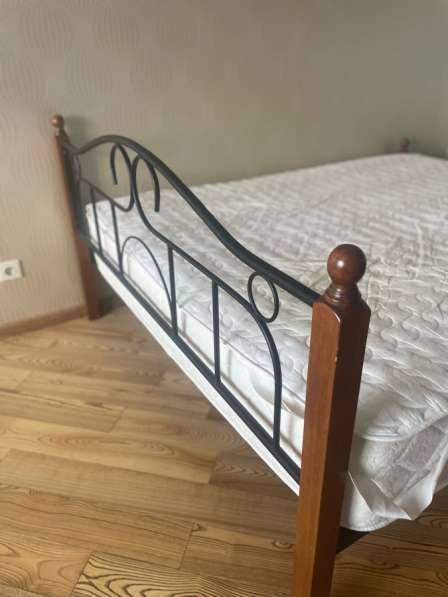 Продам кровать с матрасом