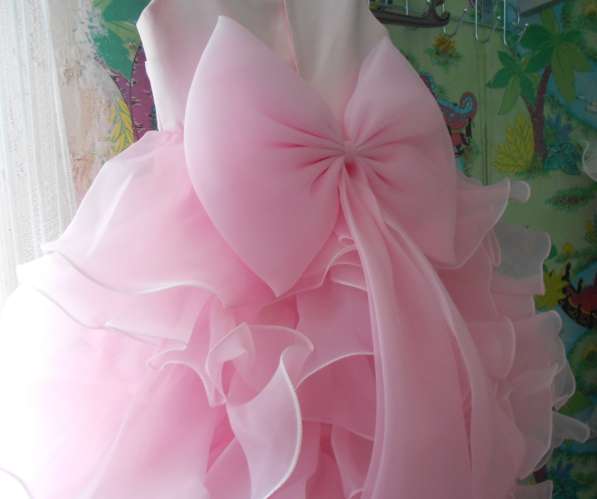 Платье праздничное, нарядное, кружевное, розовое со шлейфом в фото 3