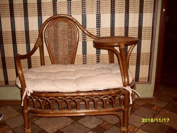 Продаю плетенный диванчик из лозы с подставкой Изящный