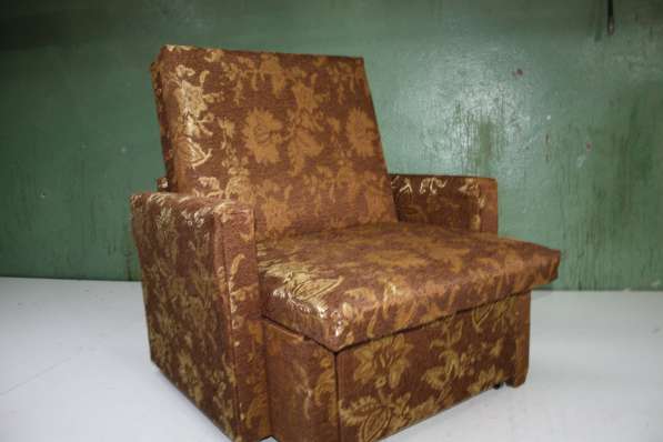 Мягкое выкатное кресло 70 см в коричнево-золотом гобелене