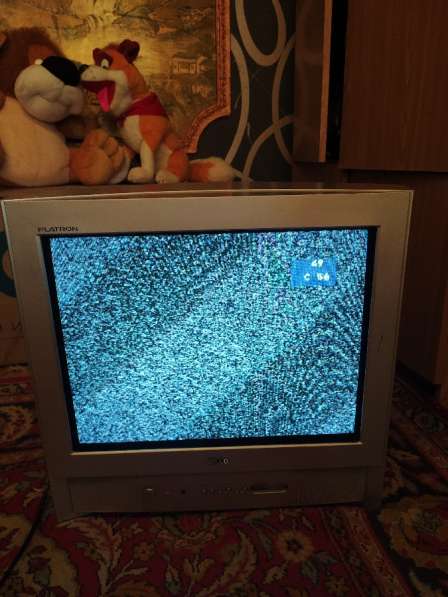 Старенький телевизор с пультом в фото 3
