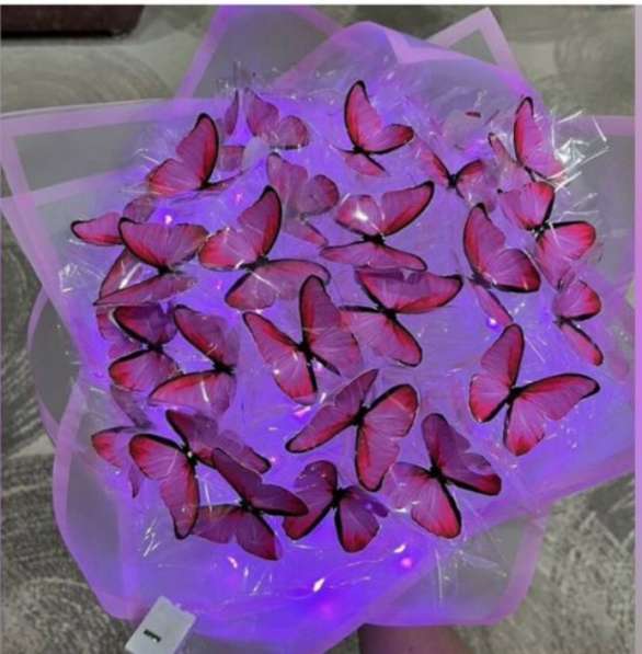 Букеты из бабочек, атласных роз