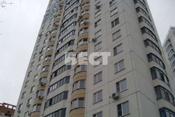 Продам трехкомнатную квартиру в Москве. Жилая площадь 75 кв.м. Дом монолитный. Есть балкон.