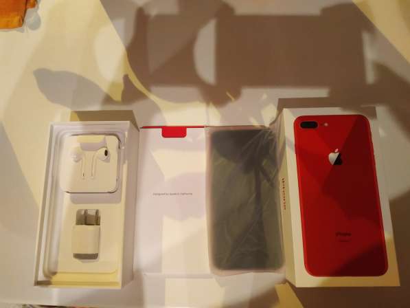 Продам Айфон 8 плюс Ред в идеальном состоянии