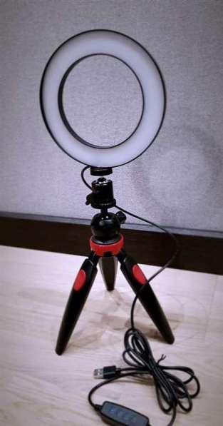 Кольцевая LED лампа 16 см НАСТОЛЬНЫЙ ТРИПОД в фото 3