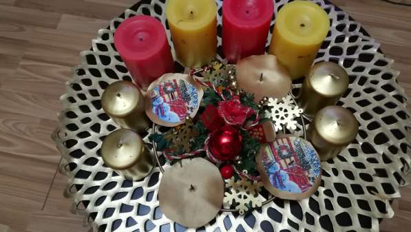 Подсвечники со свечами разных размеров и расцветок в фото 11