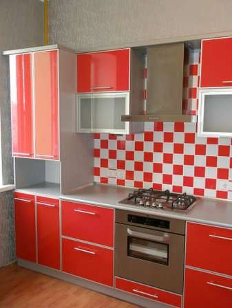 кухня малко красные фасады
