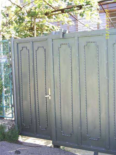 Металлические двери, решетки, ворота, заборы в фото 10