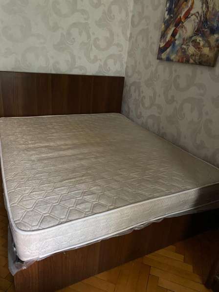 Двуспальная кровать с внутренним комодом