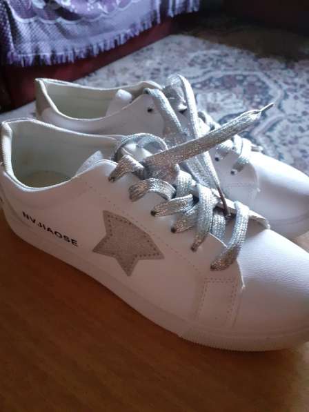 Новые белые кроссовки в фото 5