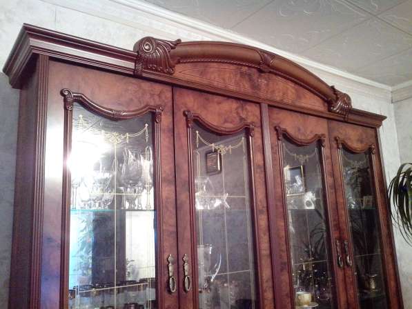 Шкаф-витрина в отличном состоянии в Тольятти фото 3