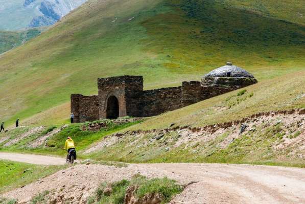 Экскурсионные туры по Кыргызстану Таш-Рабат на высоте 3600 м в фото 4