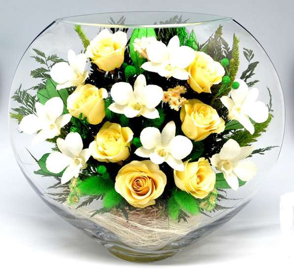 Розы кремовые и желтые в вазах из стекла в Москве фото 10