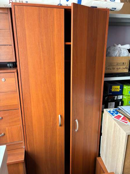 Офисная мебель бу (столы, тумбы, шкаф) в Москве