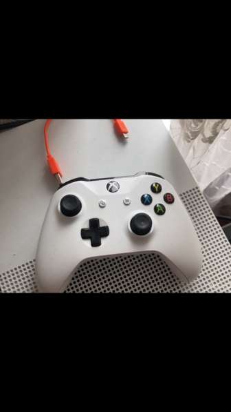 Xbox one s 500 gb 2 контроллера и 2 игры в Черкесске