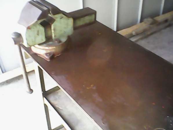 Тиски слесарные с верстаком (стол) металлический в фото 5