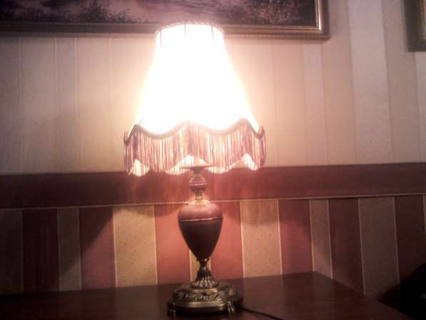 Лампа настольная для домашнего интерьера