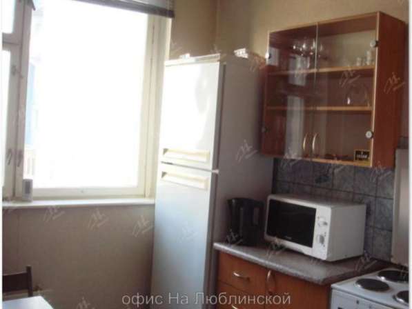 Продам двухкомнатную квартиру в Москве. Жилая площадь 52 кв.м. Дом панельный. Есть балкон.