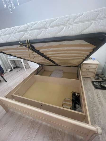 Кровать с подъемным механизмом и матрасом в Санкт-Петербурге