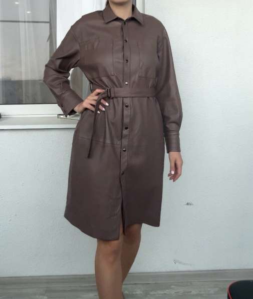 Платье-рубашка из экокожи