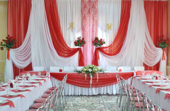 Оформление свадебного зала тканями, цветами, шарами в Пензе