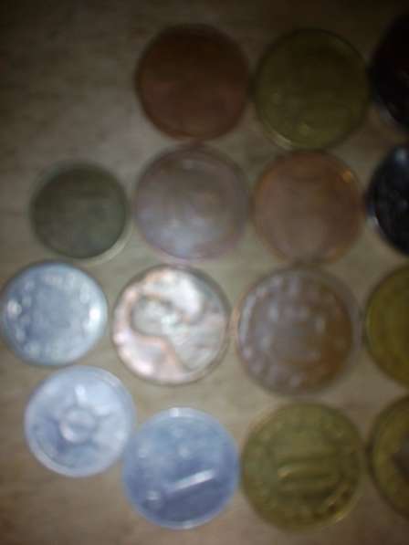 Монеты и купюра в фото 3