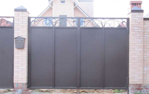 Металлические двери, решетки, ворота, заборы в фото 11