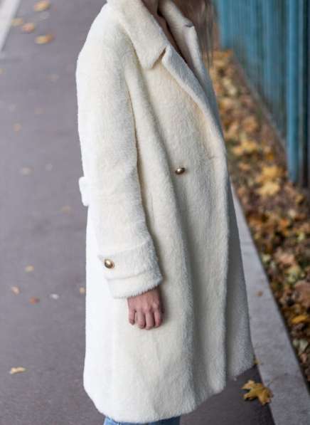 Шикарное белое пальто в Москве фото 6