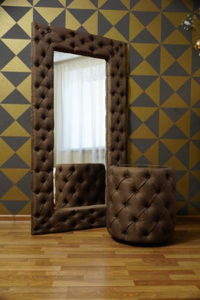 Мягкая мебель:зеркало в мягкой оправе и тумба