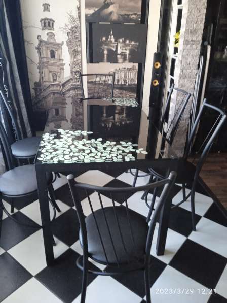 Комплект обеденного стола со стульями в фото 5
