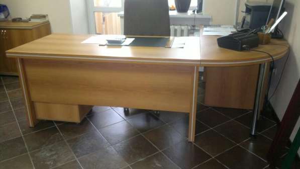 Шикарный стол для руководителя в Омске фото 3