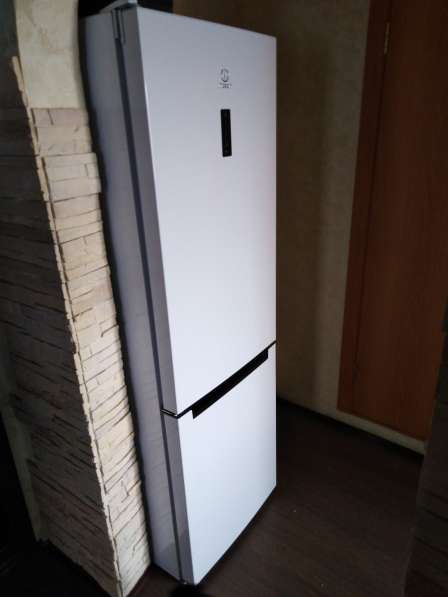 Холодильник индезит. Почти новый в Красноярске