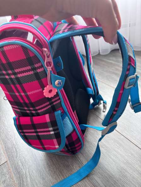 Продам портфель для девочки есть потертости на фото видно в Находке фото 3